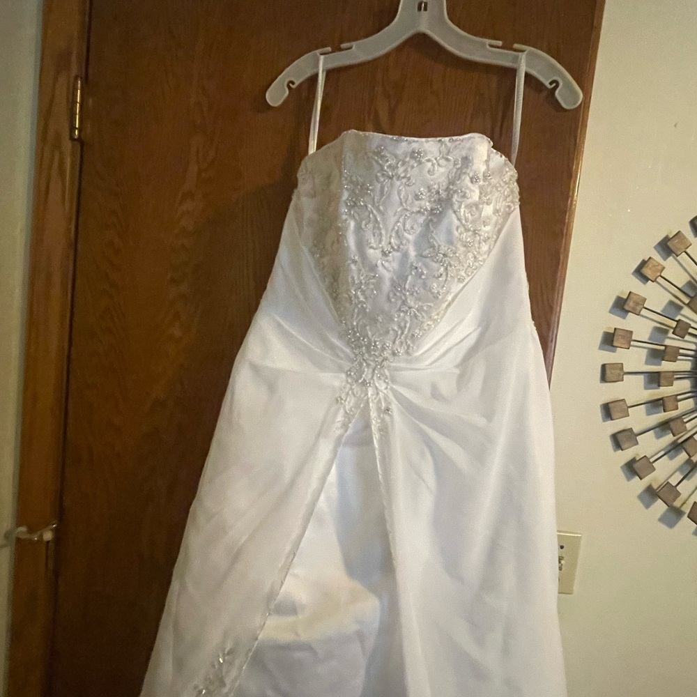 *BRAND NEW* David’s Bridal Wedding Dress - Picture 7 of 7